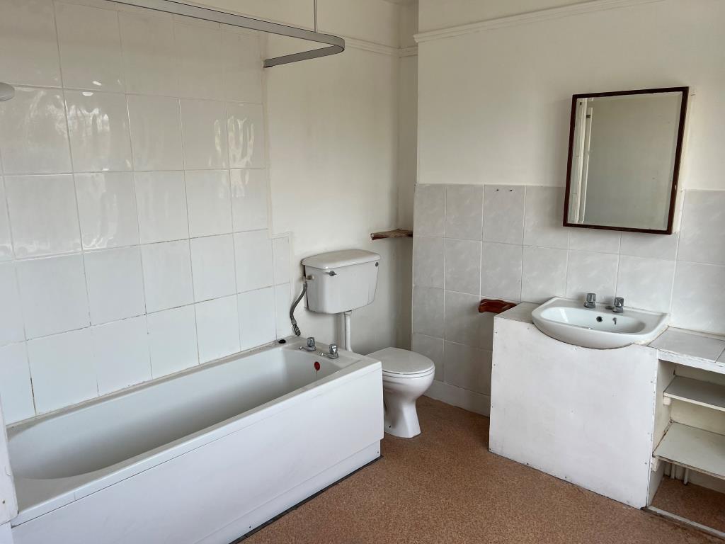 Lot: 102 - FOUR-BEDROOM TOWN CENTRE HOUSE FOR IMPROVEMENT - The First Floor Bathroom